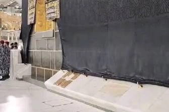 Ditengah Jutaan Pasang Mata Jamaah Masih Terlewatkan 8 Batu di Kaki Ka'bah yang Bikin Takjub