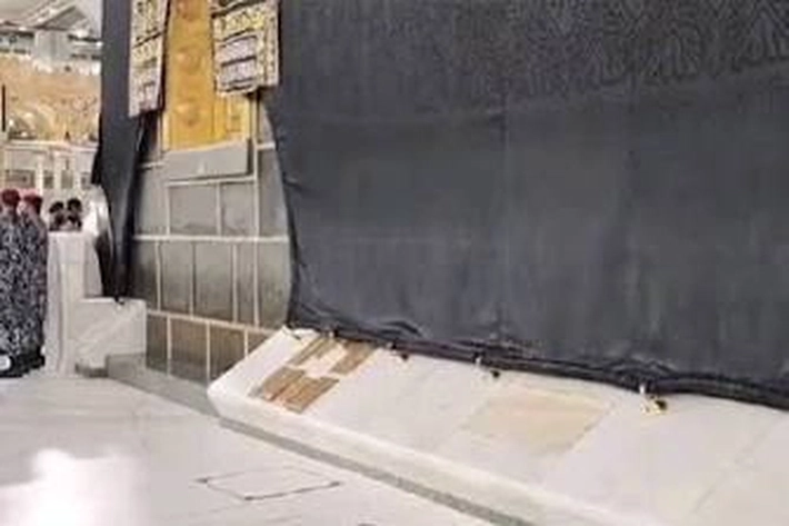 Ditengah Jutaan Pasang Mata Jamaah Masih Terlewatkan 8 Batu di Kaki Ka'bah yang Bikin Takjub