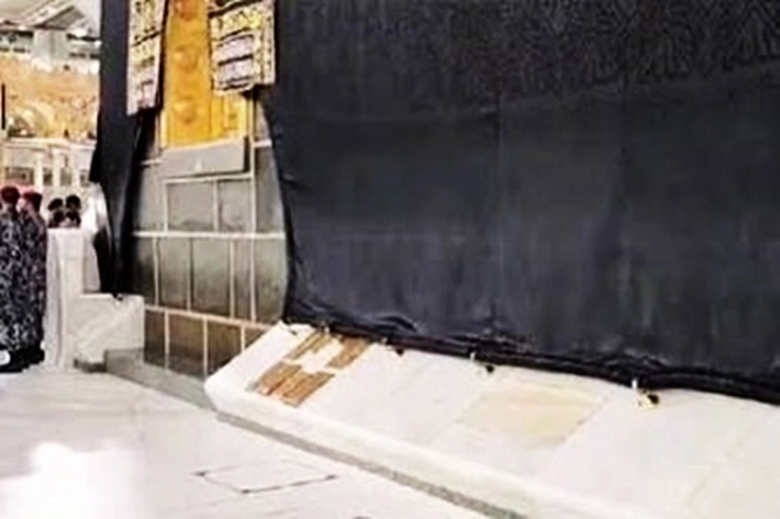 Ditengah Jutaan Pasang Mata Jamaah Masih Terlewatkan 8 Batu di Kaki Ka'bah yang Bikin Takjub