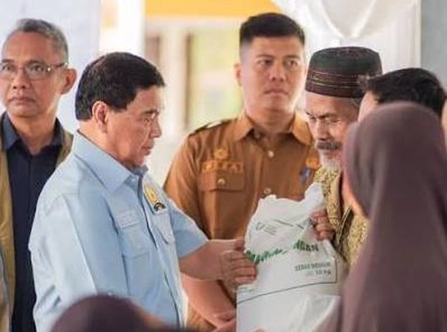 Anggota DPR RI Dr Achmad Salurkan 25,6 Ton Beras untuk Ratusan Kepala Keluarga di Pekanbaru