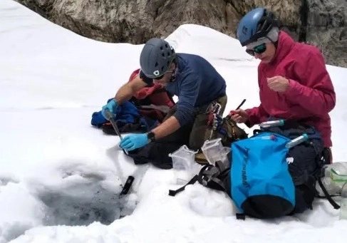 Penelitian Terbaru Salju Terakhir ada Lapisan Es Disekitar Puncak Carstensz
