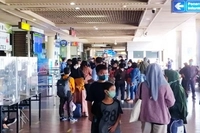 Bandara Hang Nadim Bagikan Masker Gratis pada Penumpang dan Pengunjung