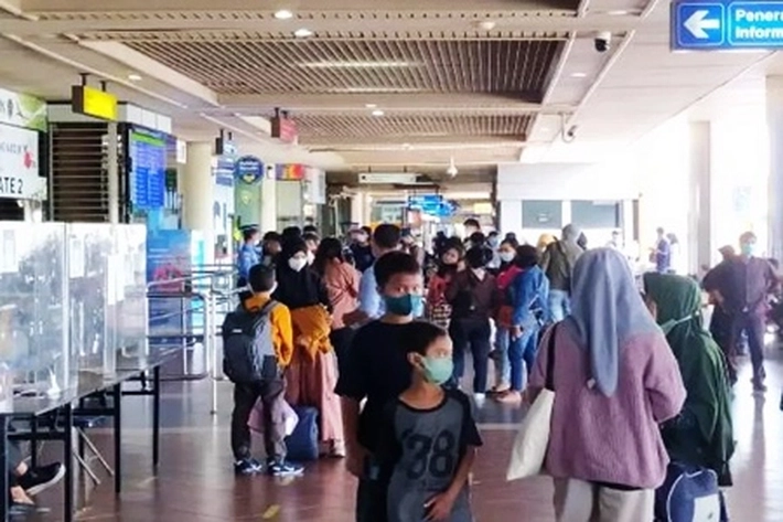 Bandara Hang Nadim Bagikan Masker Gratis pada Penumpang dan Pengunjung