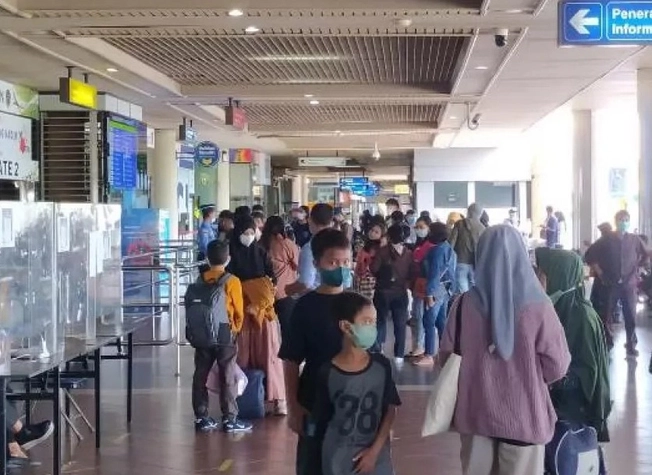 Bandara Hang Nadim Bagikan Masker Gratis pada Penumpang dan Pengunjung