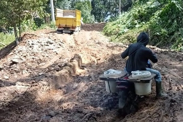 Banyak Jalan Penghubung Desa di Inhu Berlumpur, 'Jadi Buat Ekonomi Warga Terganggu'