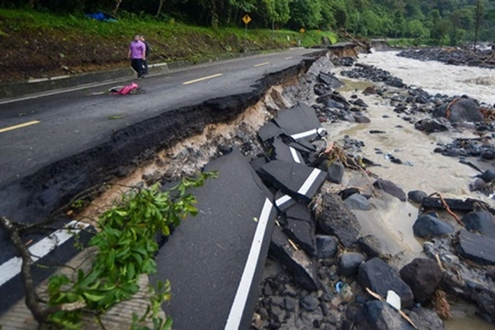 Jalan Perbatasan Ujung Batu-Sumbar Banyak Rusak yang Menunggu Perbaikan Segera