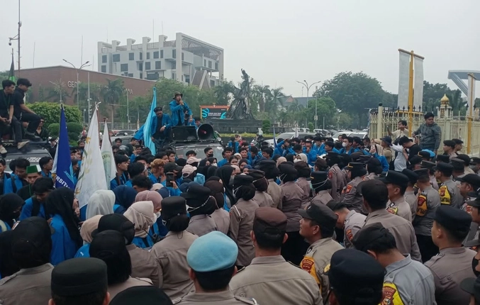 Mahasiswa Geruduk Kantor Gubernur Riau karena Kabut Asap Tak Kunjung Hilang