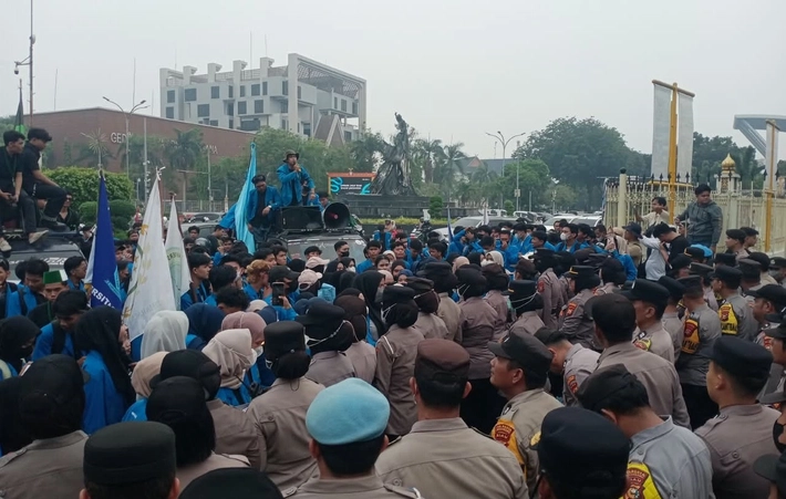 Mahasiswa Geruduk Kantor Gubernur Riau karena Kabut Asap Tak Kunjung Hilang