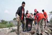 Pemuda Diajak Bersihkan Lingkungan dan Pulihkan Penghijauan Jalan