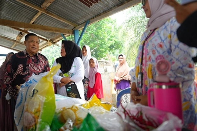 Plt Gubri Tinjau Operasi Pasar Murah di Halaman Masjid Paripurna Al-Hasanah Sekaligus Bagikan Sembako Gratis