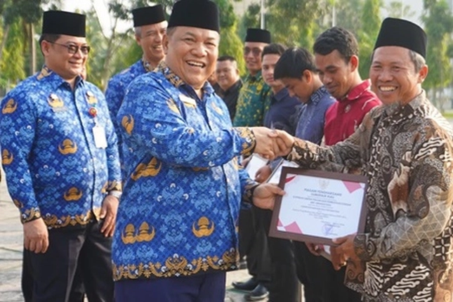 Plt Gubri Beri Piagam Penghargaan pada 10 Koperasi Taat Rapat Anggota Tahunan Tepat Waktu