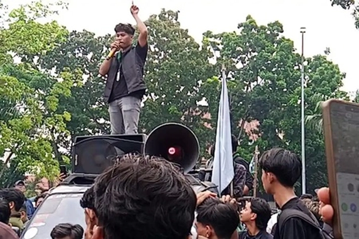 HMI Demontrasi di Gedung di DPRD Riau Minta Soal Karhutla Jadi Bencana Nasional
