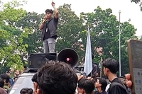 HMI Demontrasi di Gedung di DPRD Riau Minta Soal Karhutla Jadi Bencana Nasional