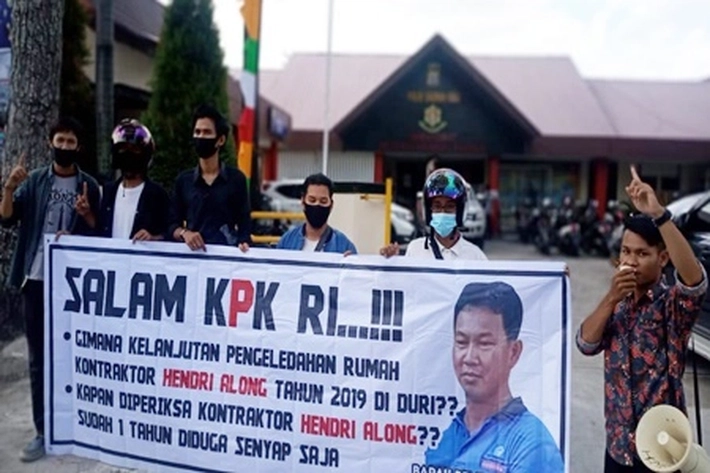 Dituding Otak Korupsi, Kontraktor Hendri Along Belum Ditangkap